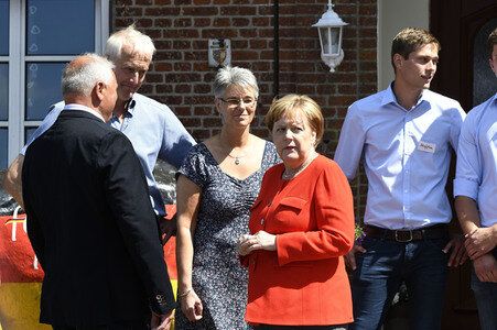 Angela Merkel besucht einen Milchbauernhof in Nienborstel