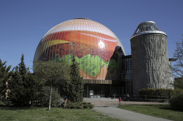 Zeiss-Großplanetarium wird zum 30m großen Burger, Berlin