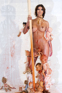 Kunstperformance Babydoll Fashion by Micaela Schäfer in Berlin