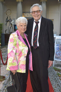 Theaterpremiere 'Der eingebildet Kranke' und 90. Geburtstag von Dieter Hallervorden in Berlin