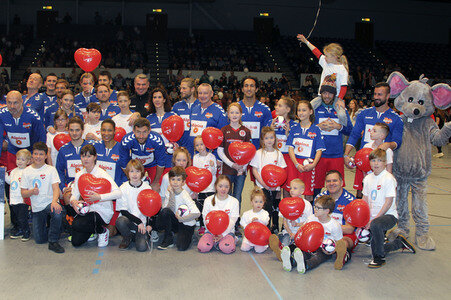 Benefiz-Fußballspiel 'Kicken mit Herz' 2017 in Hamburg