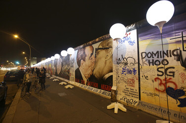 Lichtmauer aus Ballons, Berlin