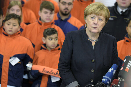 Angela Merkel besucht Jugendfeuerwehr in Berlin