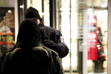 Gegenprotest zur Montagsdemo gegen Flüchtlingsunterkunft in Marzahn, Berlin