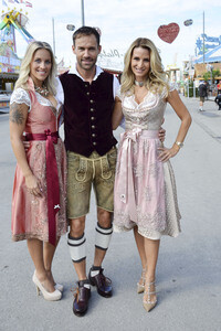 Oktoberfest-Anstich im Fisch Bäda Wiesnstadl in München
