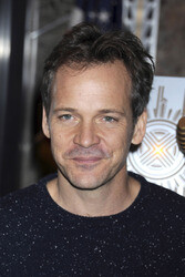 Peter Sarsgaard beleuchtet Empire State Building rot, New York