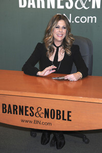 Rita Wilson signiert ihre CD in New York