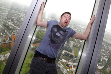 Bai Ling mit Entourage in Düsseldorf