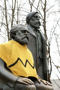 Karl Marx mit Charlie Brown Strickpullover in Berlin