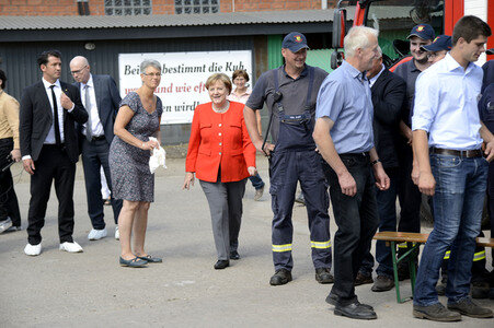 Angela Merkel besucht einen Milchbauernhof in Nienborstel