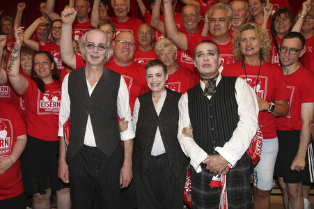 Fototermin mit Katharina Thalbach, Pierre Besson und Fans vom 1. FC Ubion in Berlin