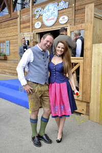 Oktoberfest-Anstich im Fisch Bäda Wiesnstadl in München