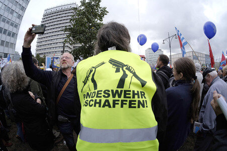 'Die Waffen nieder!' Demo in Berlin