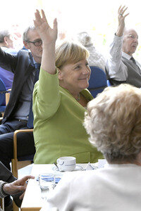 Angela Merkel besucht ein Altenheim in Paderborn