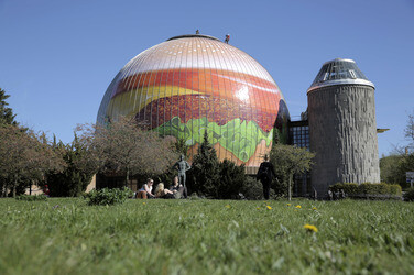 Zeiss-Großplanetarium wird zum 30m großen Burger, Berlin