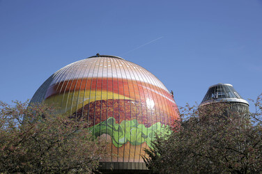 Zeiss-Großplanetarium wird zum 30m großen Burger, Berlin