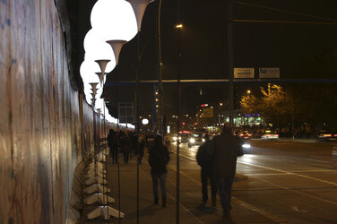 Lichtmauer aus Ballons, Berlin