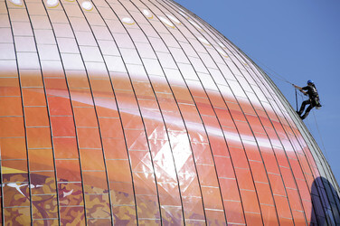 Zeiss-Großplanetarium wird zum 30m großen Burger, Berlin