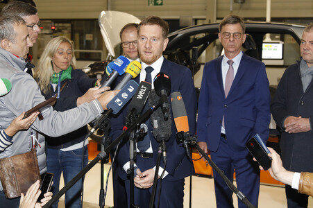 Carsten Schneider beim Besuch des VW-Werks in Zwickau