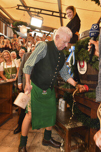 Wiesn Anstich im Schottenhamel Festzelt auf dem Oktoberfest 2025 in München