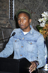 Pharrell Williams beleuchtet das  Empire State Building, New York