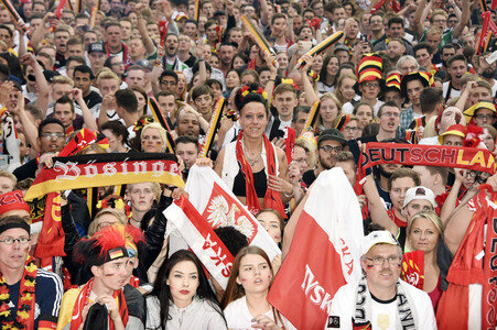 Fans beim UEFA-Fußball-Europameisterschaft 2016 Spiel Deutschland gegen Polen in Berlin