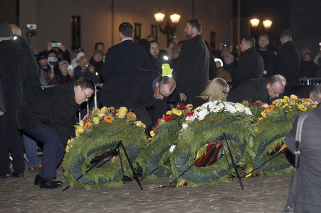 Kranzniederlegung in Gedenken der Opfer ein Jahr nach dem Anschlag auf den Weihnachtsmarkt in Magdeburg
