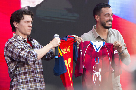 Tom Holland besucht die Fußball-WM Fanzone in Madrid