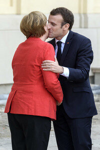 Angela Merkel emfpängt Emmanuel Macron in Berlin