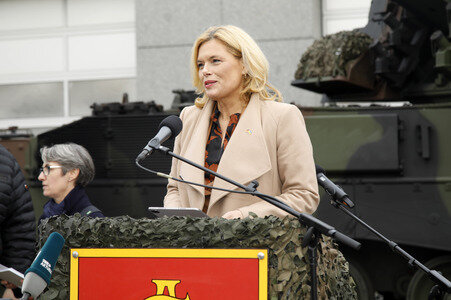Julia Klöckner beim Besuch der Artillerieschule der Bundeswehr in Idar-Oberstein