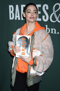 Buchsignierstunde mit Rose McGowan Book in New York