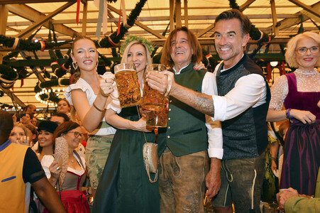 Wiesn Anstich im Schottenhamel Festzelt auf dem Oktoberfest 2025 in München