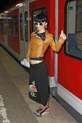 Bai Ling mit Entourage in Düsseldorf