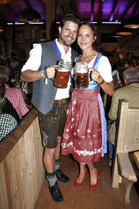 Oktoberfest-Anstich im Fisch Bäda Wiesnstadl in München