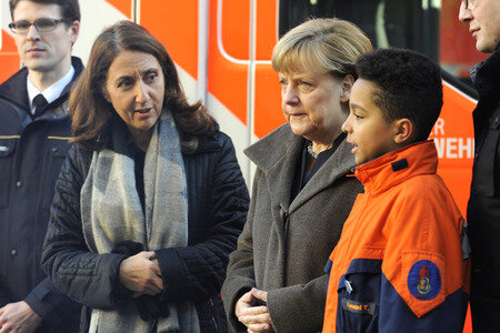 Angela Merkel besucht Jugendfeuerwehr in Berlin