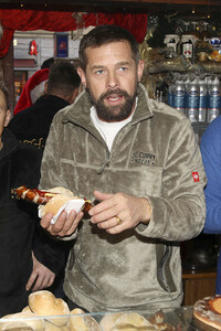 07.12.2025<br>Benefizaktion mit Promi-Charity-Grillen in Berlin