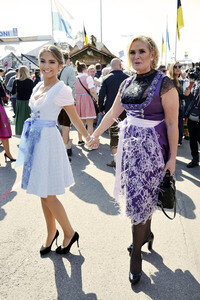 Damen-Wiesn 2015 von Unternehmerin Regine Sixt auf dem Oktoberfest in München