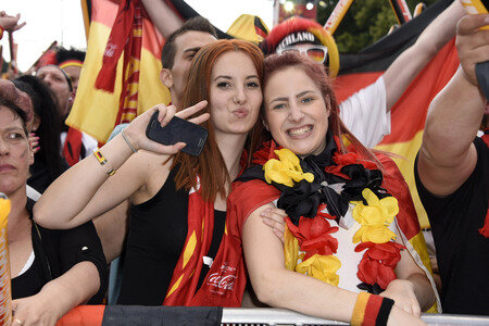 Fanmeile beim UEFA-Fußball-Europameisterschaft 2016 Spiel Deutschland gegen Nordirland in Berlin