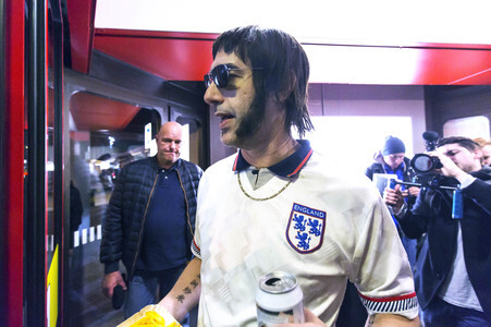 Sacha Baron Cohen bei seiner Ankunft in Berlin-Tegel