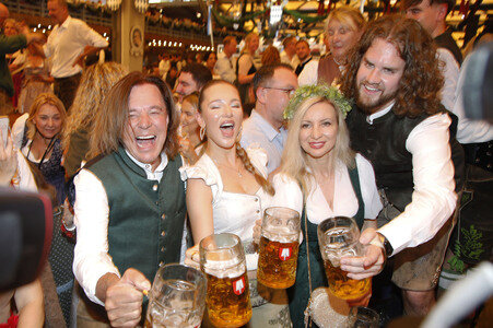 Wiesn Anstich im Schottenhamel Festzelt auf dem Oktoberfest 2025 in München