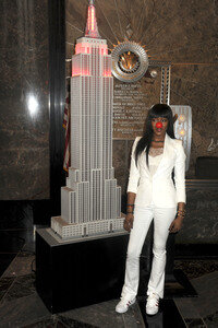 Naomi Campbell schaltet das rote Licht des Empire State Buildings an in New York