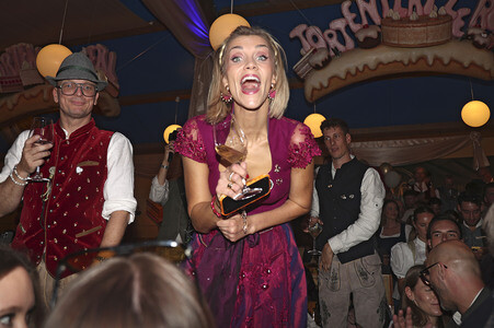 Cathy Hummels Wiesn-Bummel beim Oktoberfest 2026 in München