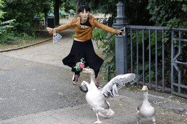 Bai Ling mit Entourage in Düsseldorf