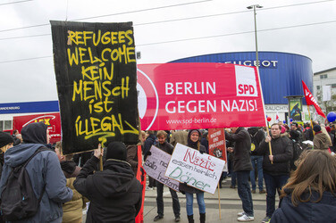 Gegen-Demo zur Neonazi-Demo gegen Flüchtlinge, Berlin