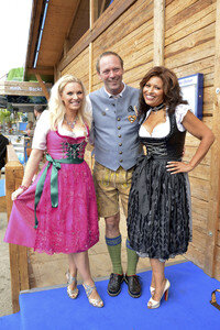 Oktoberfest-Anstich im Fisch Bäda Wiesnstadl in München