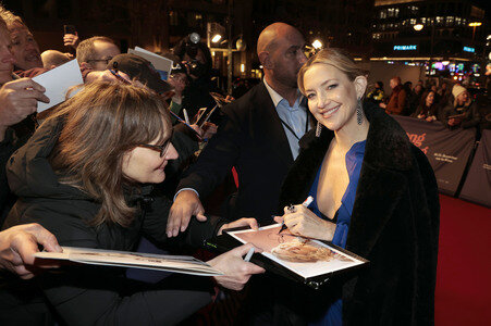 Filmpremiere 'Song Sung Blue' in Berlin