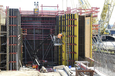 Arbeiten am Neubau der Brücke der B 101 bei Großenhain