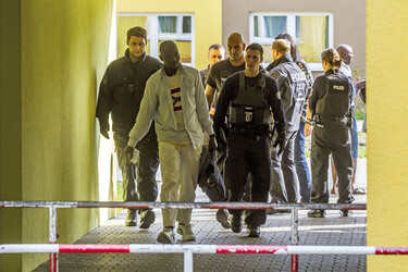Flüchtlinge verlassen Flüchtlingsheim in der Haarlemer Straße, Berlin