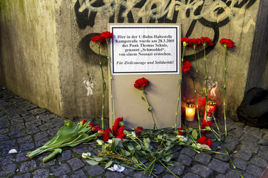 Gedenkkundgebung für Punker Thomas 'Schmuddel' Schulz, Dortmund