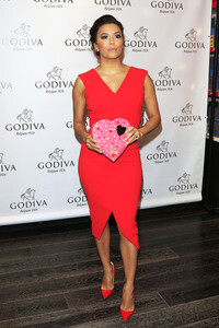 Eva Longoria präsentiert Valentinstag-Geschenke